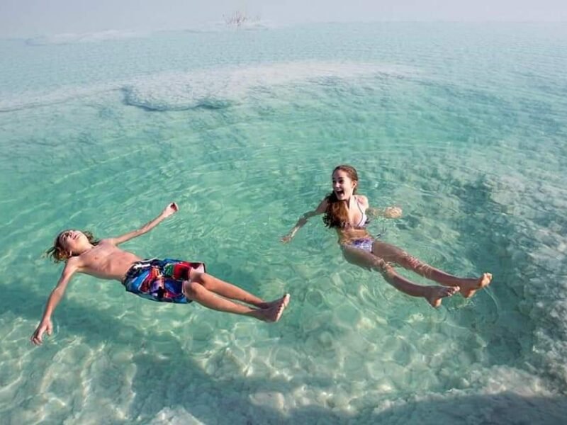 Galleggiare nel Mar Morto